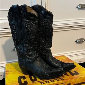 Corral Women's Black Embroidered Heeled Boots